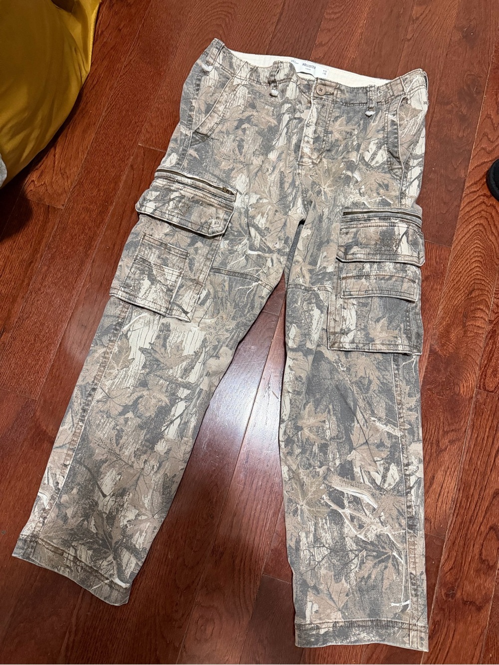 Hollister Men's Brown Camo Cargo Pants